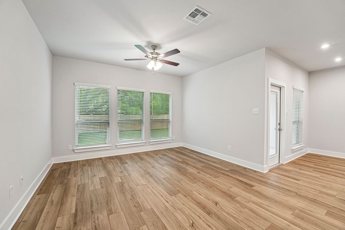 8-web-or-mls-5058 Lassen Ln-S2304-008