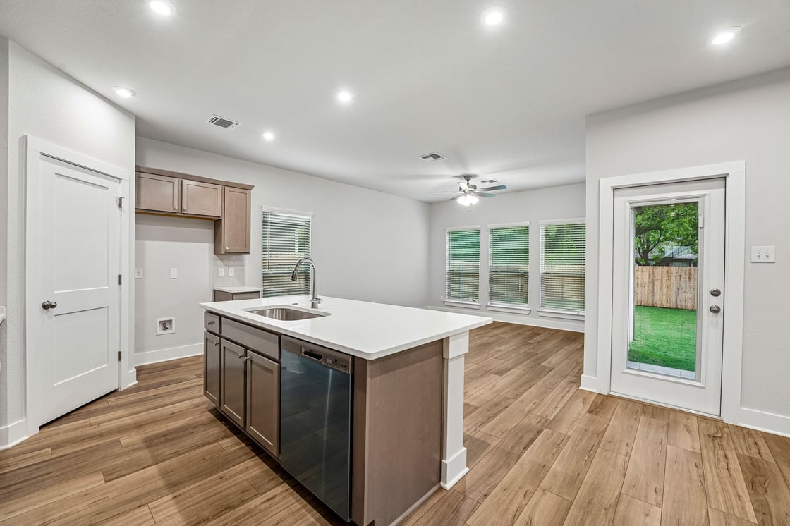 9-web-or-mls-5058 Lassen Ln-S2304-009