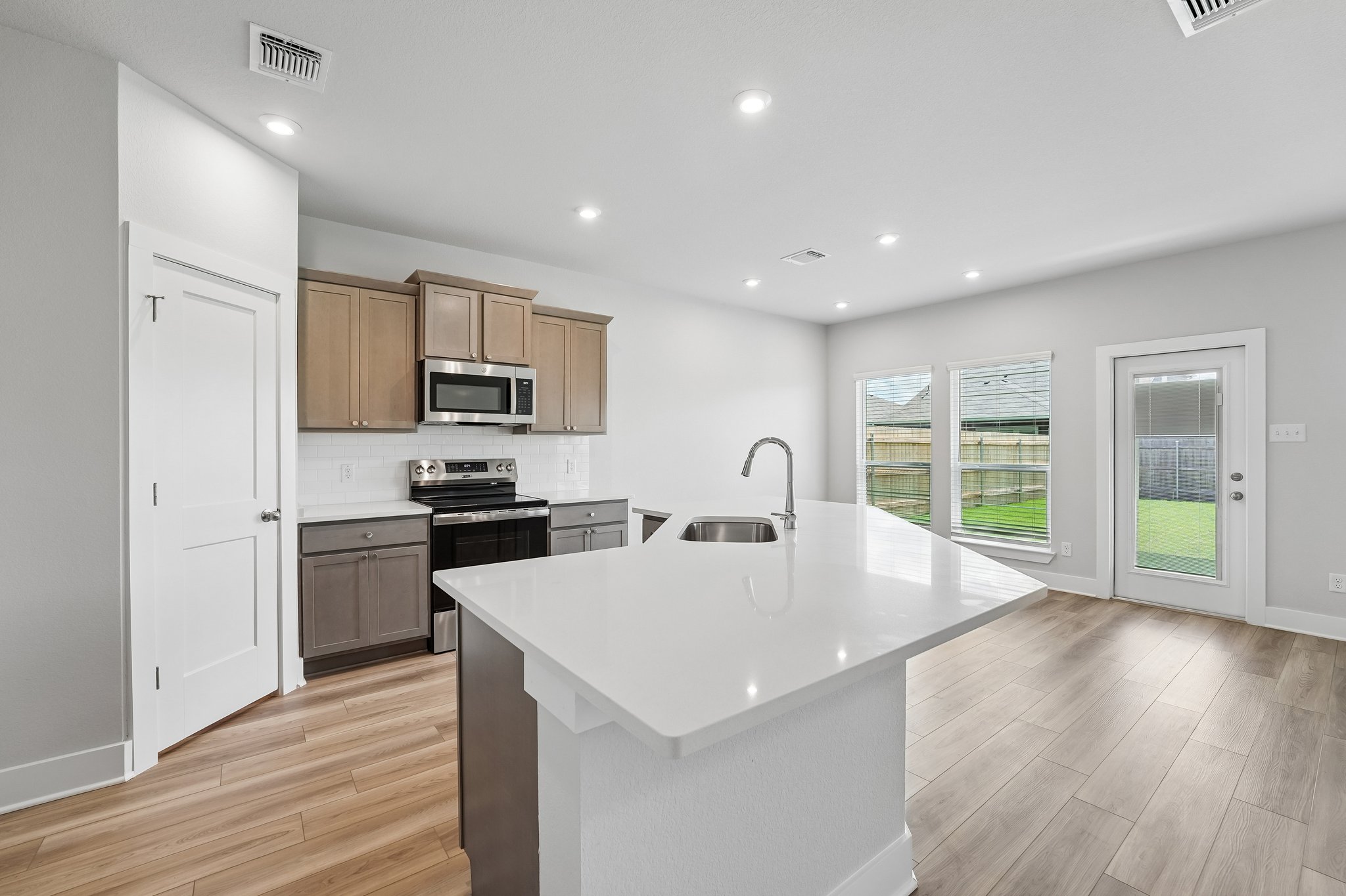 11-web-or-mls-Sitka Dr-S1006-011
