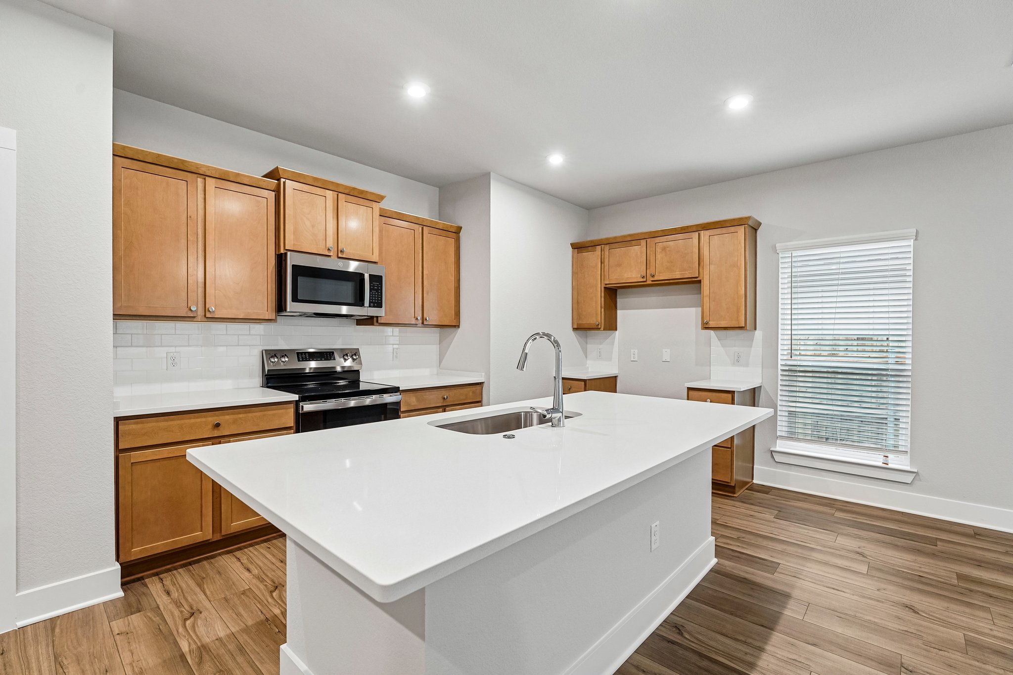 16-web-or-mls-5054 Lassen Ln-S2304-016