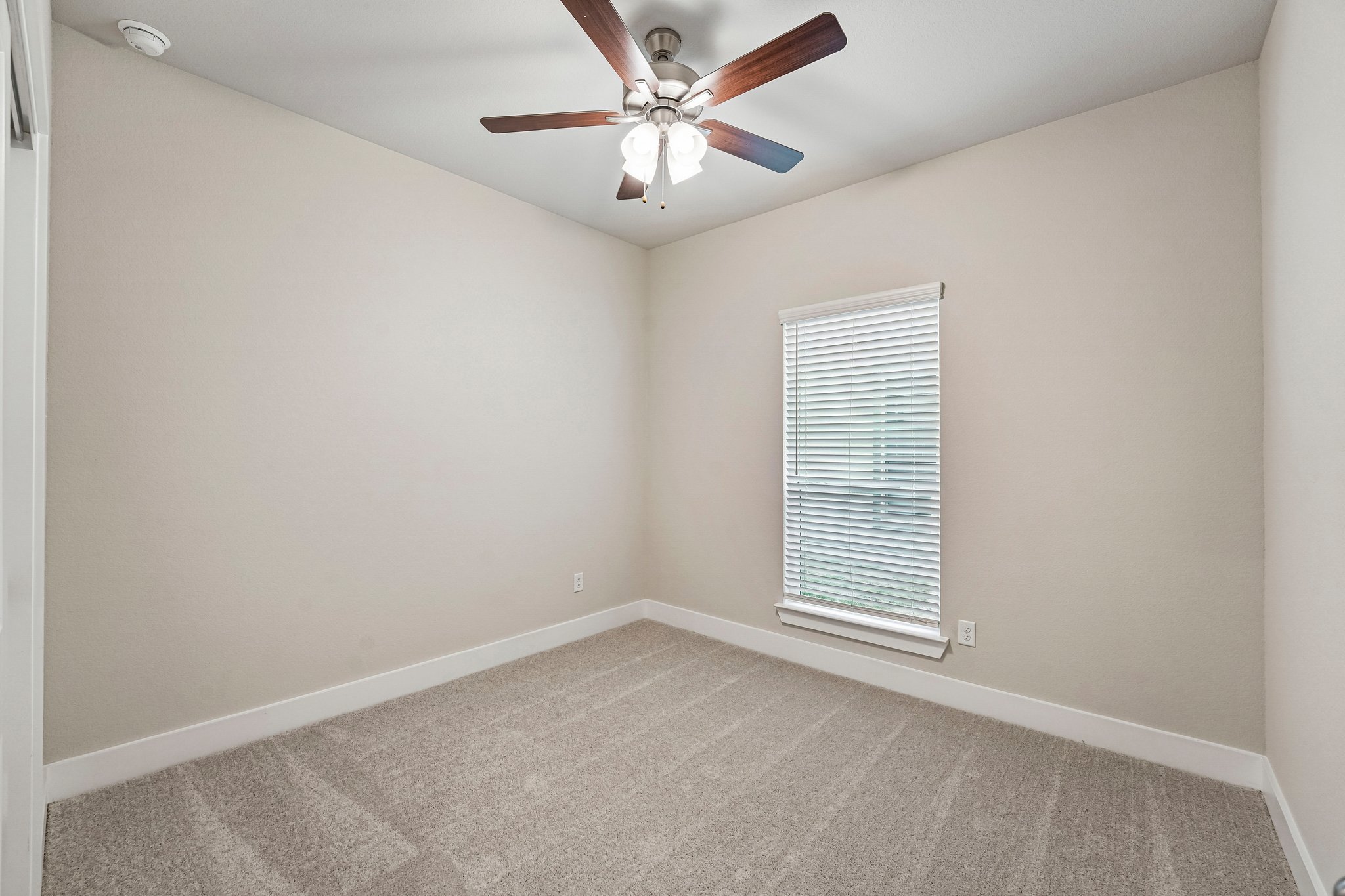 19-web-or-mls-5054 Lassen Ln-S2304-019