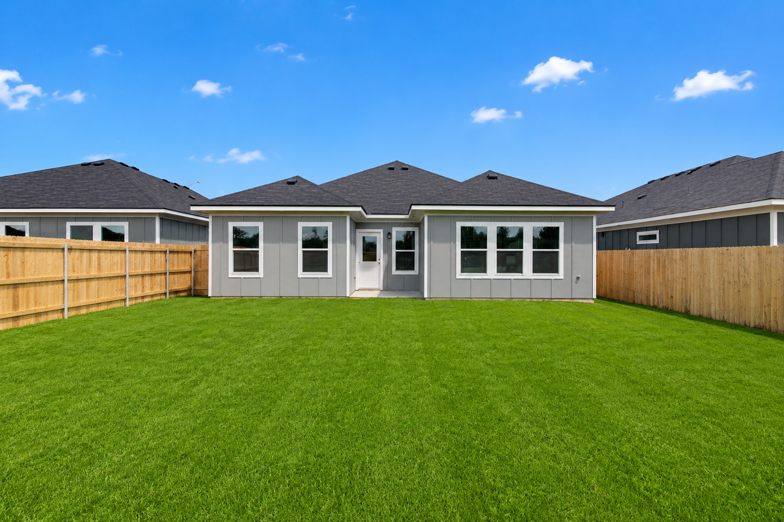 5520 Harriet backyard