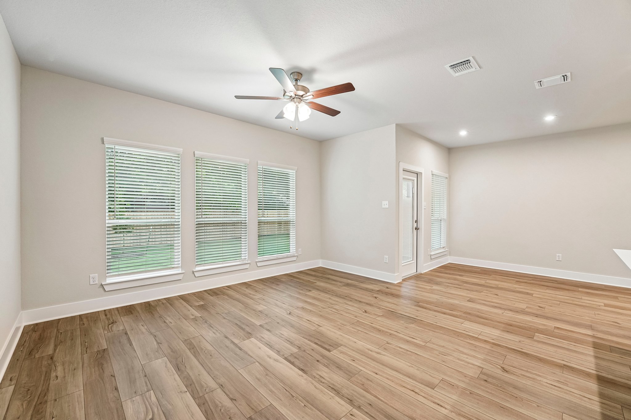9-web-or-mls-5054 Lassen Ln-S2304-009