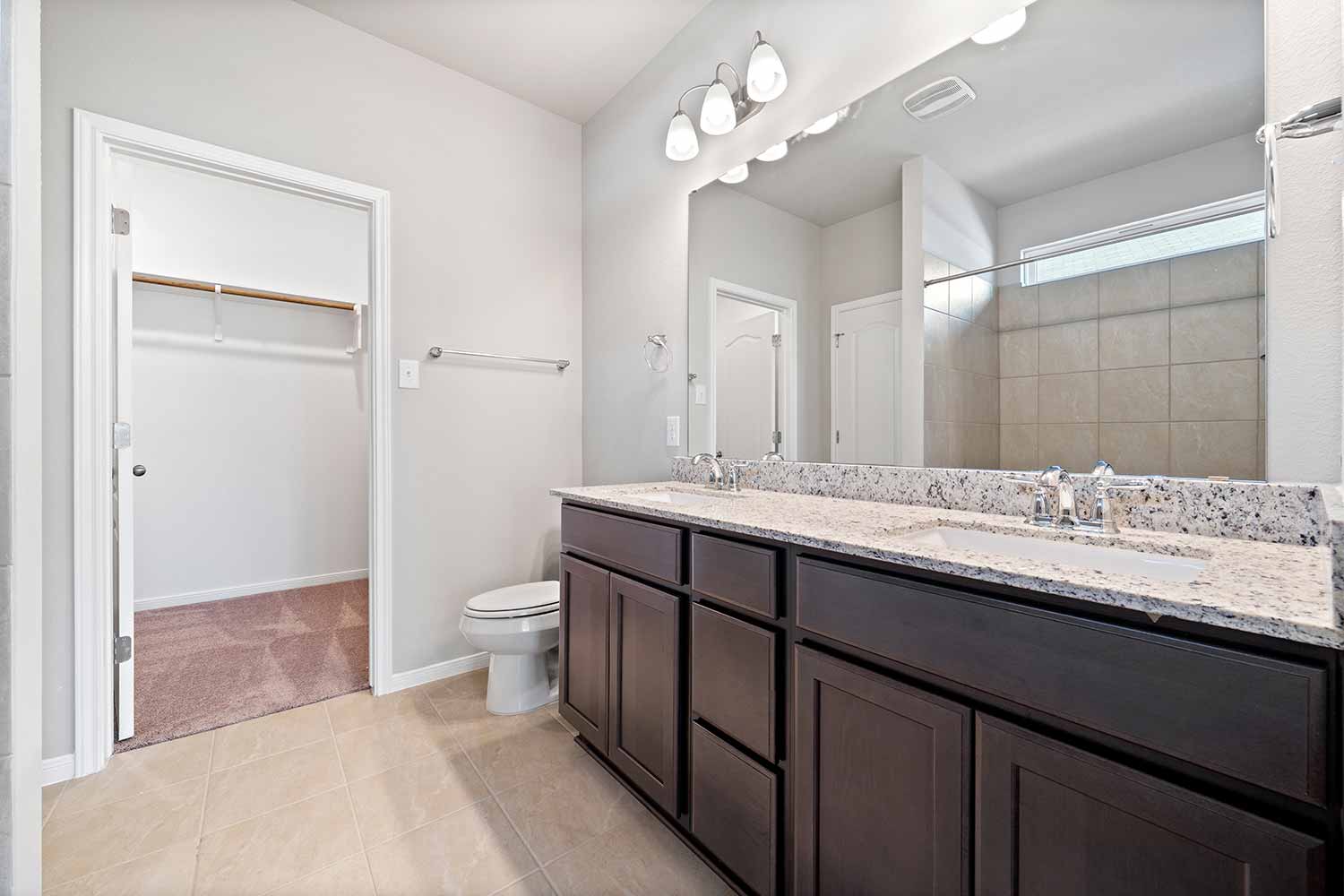 Omega Builders Model Home Stock Image https://www.omegabuilders.com/hubfs/content/photos/cottonwood-creek/712-oxford-clara-700/712-oxford-ln-019.jpg