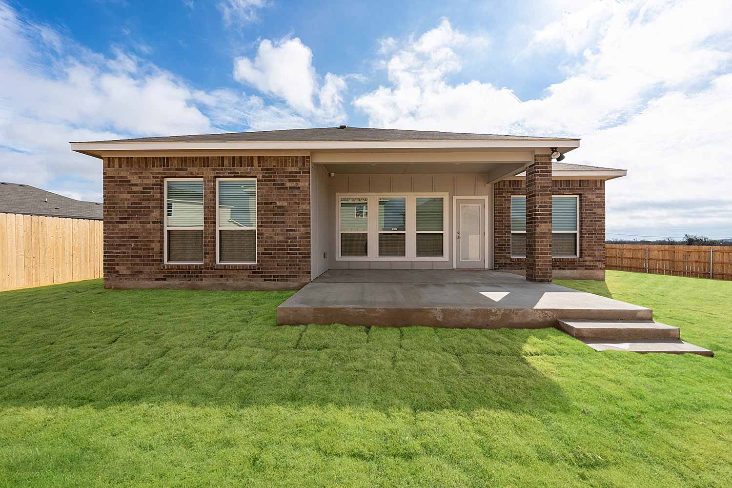 Omega Builders Model Home Stock Image https://www.omegabuilders.com/hubfs/content/photos/oak-ridge-model-home/808-coriander-048.jpg