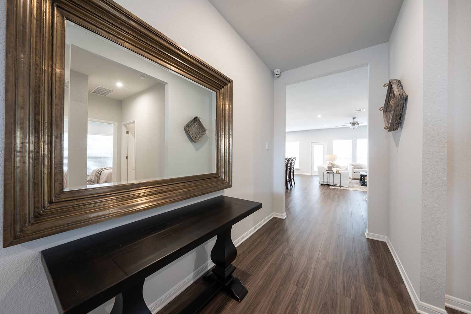 Omega Builders Model Home Stock Image https://www.omegabuilders.com/hubfs/content/photos/oak-ridge-model-home/808-coriander-07.jpg