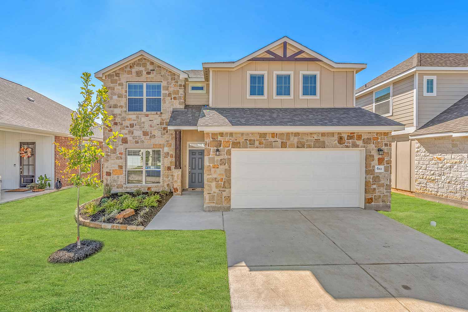 Omega Builders Model Home Stock Image https://www.omegabuilders.com/hubfs/content/photos/southern-pointe/5911-eldora-dr-fuller-100/5911-eldora-01.jpg